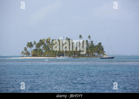 Oceano, barche a vela e gli alberi di cocco in isole San Blas, Panama 2014. Foto Stock