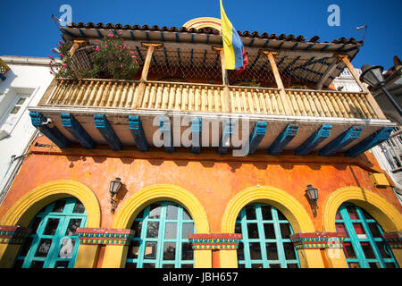 Bandiera colombiana e spagnolo casa coloniale. Cartagena de Indias, della Colombia zona dei Caraibi. Foto Stock