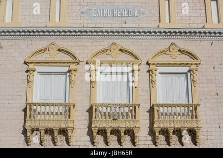 Il Teatro Heredia, ufficialmente Teatro Adolfo Mejía è un colombiano Theatre situato all'interno della zona fortificata di ​​Cartagena de Indias Foto Stock