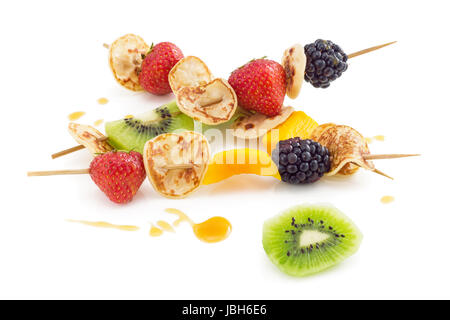 Mini pancake con frutta su spiedini, isoalted su bianco Foto Stock