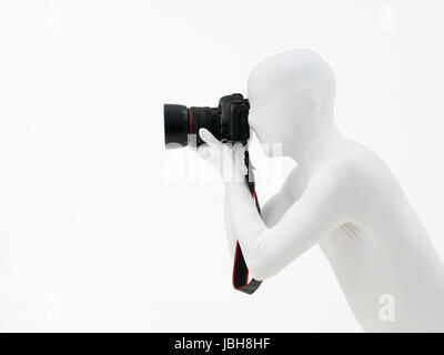 Volto sconosciuto uomo prende fotografie vestita di bianco, vista laterale Foto Stock