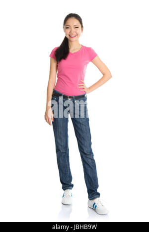 Corpo pieno Asian teen ragazza con maglia rosa e jeans in piedi isolato su sfondo bianco. Foto Stock