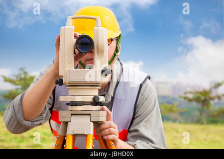 Ingegnere geometra facendo misurare in esterni Foto Stock