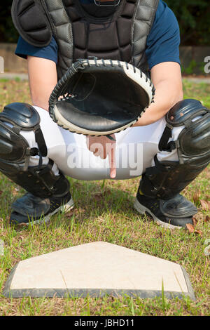 Il baseball catcher mostra segnale segreto gesto Foto Stock