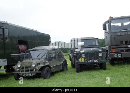 10 Giugno 2017 - Mini fuma & Austin Champ alla guerra e pace show a Wraxall in North Somerset.Engalnd. Foto Stock