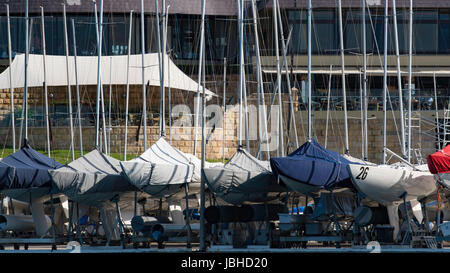 Le barche si sono tutte allineate in deposito asciutto presso il porticciolo Royal Sydney Yacht Squadron sul Wudyong Point nel porto di Sydney, Australia Foto Stock