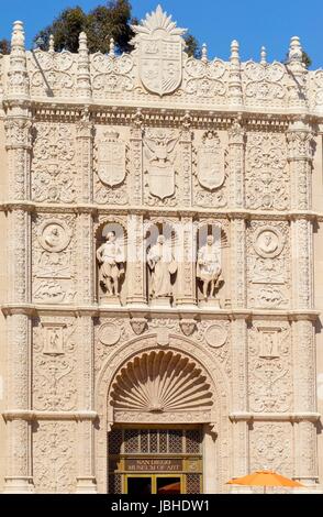 La facciata della chiesa di San Diego il museo delle belle arti, in Balboa Park, California, Stati Uniti d'America. Un plateresque edificio di architettura con ornamenti scolpiti di pittori e stemmi. Foto Stock