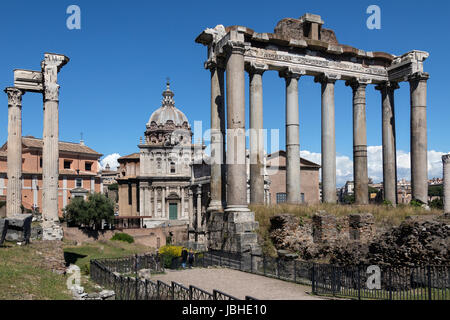 Il Tempio di Saturno e (sulla sinistra), il Tempio di Vespasiano e Tito nel Foro Romano nella città di Roma, Italia. Il crollo graduale di centurie Foto Stock