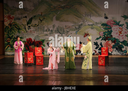 Sibiu, Romania. Decimo Giugno, 2017. Cinese di Shaoxing Opera 'Liang Shanbo e Zhu Yingtai', noto anche come "la farfalla amanti' è andata in scena durante il Sibiu Festival internazionale del teatro a Sibiu in Romania, 10 giugno 2017. Credito: Chen Jin/Xinhua/Alamy Live News Foto Stock