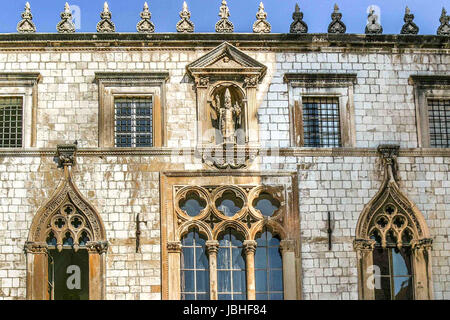 5 Ottobre 2004 - Dubrovnik, Dubrovnik-Neretva County, Croazia - La facciata superiore della storica cinquecentesca di Palazzo Sponza (croato: PalaÄa Sponza), su Luza Square nella Città Vecchia di Dubrovnik, è una statua di San Biagio, patrono della città di Dubrovnik e ospita gli archivi della città azienda documenti risalenti al XII secolo. Sul mare Adriatico nel sud della Croazia, è un sito Patrimonio Mondiale dell'UNESCO e un top destinazione turistica. Credito: Arnold Drapkin/ZUMA filo/Alamy Live News Foto Stock