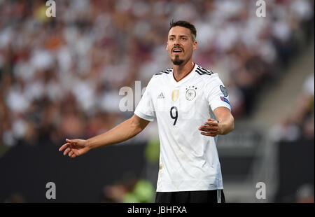 Norimberga, Germania. Decimo Giugno, 2017. La Germania Sandro Wagner gesti durante la Coppa del Mondo di qualifica del gruppo C partita di calcio tra la Germania e la Repubblica di San Marino in Nuremberg, Germania, 10 giugno 2017. Foto: Andreas Gebert/dpa/Alamy Live News Foto Stock