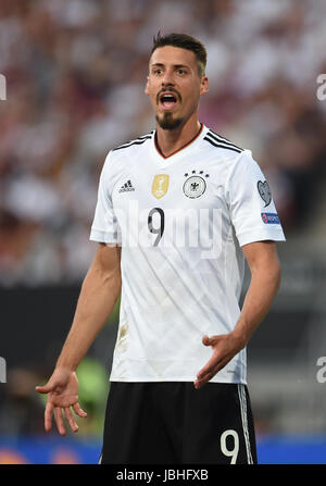 Norimberga, Germania. Decimo Giugno, 2017. La Germania Sandro Wagner gesti durante la Coppa del Mondo di qualifica del gruppo C partita di calcio tra la Germania e la Repubblica di San Marino in Nuremberg, Germania, 10 giugno 2017. Foto: Andreas Gebert/dpa/Alamy Live News Foto Stock