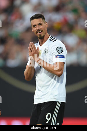 Norimberga, Germania. Decimo Giugno, 2017. La Germania Sandro Wagner gesti durante la Coppa del Mondo di qualifica del gruppo C partita di calcio tra la Germania e la Repubblica di San Marino in Nuremberg, Germania, 10 giugno 2017. Foto: Andreas Gebert/dpa/Alamy Live News Foto Stock