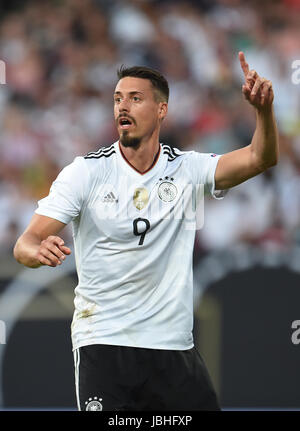 Norimberga, Germania. Decimo Giugno, 2017. La Germania Sandro Wagner gesti durante la Coppa del Mondo di qualifica del gruppo C partita di calcio tra la Germania e la Repubblica di San Marino in Nuremberg, Germania, 10 giugno 2017. Foto: Andreas Gebert/dpa/Alamy Live News Foto Stock