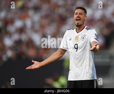 Norimberga, Germania. Decimo Giugno, 2017. La Germania Sandro Wagner gesti durante la Coppa del Mondo di qualifica del gruppo C partita di calcio tra la Germania e la Repubblica di San Marino in Nuremberg, Germania, 10 giugno 2017. Foto: Andreas Gebert/dpa/Alamy Live News Foto Stock