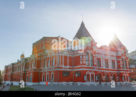 Facciata del teatro di Samara in Russia. Il paesaggio della città con il teatro storico e cielo blu Credito: Yantimir Mingazitdinov/Alamy Live News Foto Stock