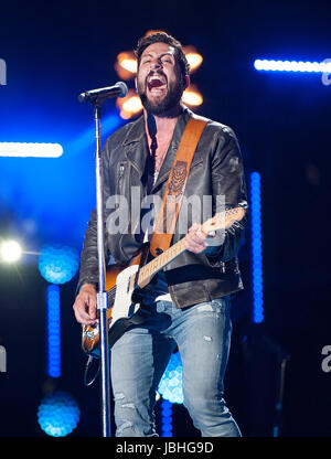 Nashville, Tennessee, Stati Uniti d'America. Decimo Giugno, 2017. Musicista MATTHEW RAMSEY della band Old Dominion suona al Nissan Stadium come parte del 2017 CMA Music Festival che si svolge nel centro di Nashville. La quattro giorni di festival della musica country attirano migliaia di appassionati provenienti da tutto il mondo per vedere una varietà di artista in più stadi. Copyright 2017 Jason Moore. Credito: Jason Moore/ZUMA filo/Alamy Live News Foto Stock