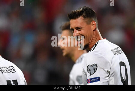 Norimberga, Germania. Decimo Giugno, 2017. La Germania Sandro Wagner sorrisi durante la Coppa del Mondo di qualifica del gruppo C partita di calcio tra la Germania e la Repubblica di San Marino in Nuremberg, Germania, 10 giugno 2017. Foto: Peter Kneffel/dpa/Alamy Live News Foto Stock