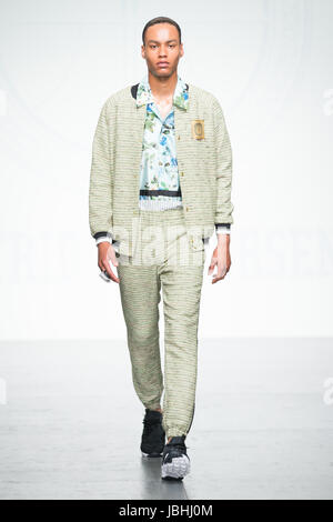 180 The Strand, Londra, Regno Unito. 11 giugno 2017. Astrid Andersen mostra la sua primavera estate 2018 insieme a Londra la settimana della moda maschile. ©Chris Yates/Alamy Live News Foto Stock