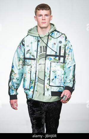 180 The Strand, Londra, Regno Unito. 11 giugno 2017. Astrid Andersen mostra la sua primavera estate 2018 insieme a Londra la settimana della moda maschile. ©Chris Yates/Alamy Live News Foto Stock