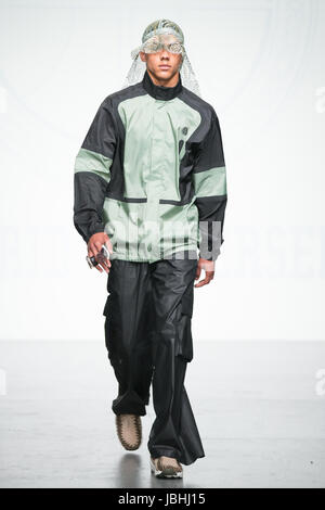 180 The Strand, Londra, Regno Unito. 11 giugno 2017. Astrid Andersen mostra la sua primavera estate 2018 insieme a Londra la settimana della moda maschile. ©Chris Yates/Alamy Live News Foto Stock