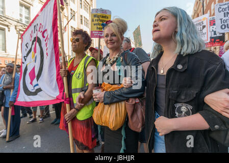 Giugno 10, 2017 - Londra, Regno Unito - la folla che era venuto a Downing St per celebrare il multiculturalismo e anti-fascismo e a chiamare su di Theresa Maggio a non fare alcun patto con la DUP con i loro stretti legami con i terroristi paramilitari e disprezzo per i diritti dell'uomo a decidere di andare in marzo e andare su Whitehall verso Trafalgar Square, gridando slogan. In un primo momento la polizia ha tentato di tenerli sul marciapiede, ma ben presto ha dato in su. Peter ImagesLive Marshall (credito Immagine: © Peter Marshall / ImagesLive via ZUMA filo) Foto Stock