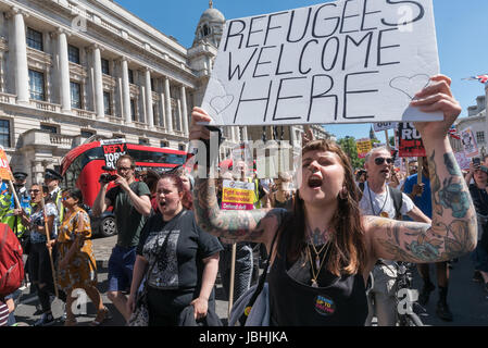 Giugno 10, 2017 - Londra, Regno Unito - la folla che era venuto a Downing St per celebrare il multiculturalismo e anti-fascismo e a chiamare su di Theresa Maggio a non fare alcun patto con la DUP con i loro stretti legami con i terroristi paramilitari e disprezzo per i diritti dell'uomo a decidere di andare in marzo e andare su Whitehall verso Trafalgar Square, gridando slogan. In un primo momento la polizia ha tentato di tenerli sul marciapiede, ma ben presto ha dato in su. Peter ImagesLive Marshall (credito Immagine: © Peter Marshall / ImagesLive via ZUMA filo) Foto Stock