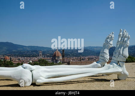 Firenze, Italia. 11 Giugno, 2017. Veduta esterna del Ytalia, mostra d arte moderna di alcuni contemporanei più famosi artisti. Al Forte Belvedere di Firenze. L'Italia. Ytalia è un antica parola nata in circa 1200 dall'artista italiana Cimabue. Credito: Lorenzo codacci/Alamy Live News Foto Stock