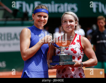 (170611) -- Parigi, 11 giugno 2017 (Xinhua) -- Lucie SAFAROVA (L) della Repubblica ceca e Bethanie Mattek-Sands degli Stati Uniti mantengono la loro vincitori trofeo dopo il doppio femminile finale con Ashleigh Barty/Casey DELLACQUA di Australia presso l'Open di Francia di tennis tournament 2017 al Roland Garros di Parigi in Francia il 11 giugno 2017. (Xinhua/Han Yan) Foto Stock