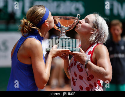 (170611) -- Parigi, 11 giugno 2017 (Xinhua) -- Lucie SAFAROVA (L) della Repubblica ceca e Bethanie Mattek-Sands degli Stati Uniti mantengono la loro vincitori trofeo dopo il doppio femminile finale con Ashleigh Barty/Casey DELLACQUA di Australia presso l'Open di Francia di tennis tournament 2017 al Roland Garros di Parigi in Francia il 11 giugno 2017. (Xinhua/Han Yan) Foto Stock