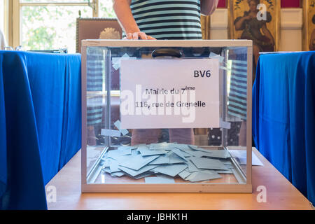 Parigi, Francia. 11 Giugno, 2017. Primo turno delle elezioni legislative - 11/06/2017 - Francia / Parigi - Illustrazione di stazione di polling per il primo turno delle elezioni legislative in Parigi. Julien Mattia / Le Pictorium/Alamy Live News Foto Stock