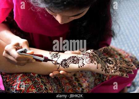 Dacca in Bangladesh. 11 Giugno, 2017. Uno studente del Bangladesh arts la sua mano con Henna durante il Festival di Henné all università di Dhaka campus, Dhaka, Bangladesh, 11 giugno 2017. Credito: SK Hasan Ali/Alamy Live News Foto Stock