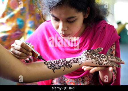 Dacca in Bangladesh. 11 Giugno, 2017. Uno studente del Bangladesh arts la sua mano con Henna durante il Festival di Henné all università di Dhaka campus, Dhaka, Bangladesh, 11 giugno 2017. Credito: SK Hasan Ali/Alamy Live News Foto Stock