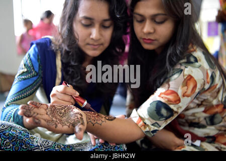 Dacca in Bangladesh. 11 Giugno, 2017. Uno studente del Bangladesh arts la sua mano con Henna durante il Festival di Henné all università di Dhaka campus, Dhaka, Bangladesh, 11 giugno 2017. Credito: SK Hasan Ali/Alamy Live News Foto Stock