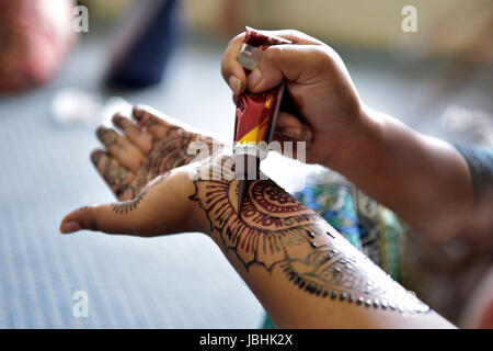 Dacca in Bangladesh. 11 Giugno, 2017. Uno studente del Bangladesh arts la sua mano con Henna durante il Festival di Henné all università di Dhaka campus, Dhaka, Bangladesh, 11 giugno 2017. Credito: SK Hasan Ali/Alamy Live News Foto Stock