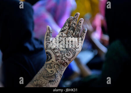 Dacca in Bangladesh. 11 Giugno, 2017. Uno studente del Bangladesh arts la sua mano con Henna durante il Festival di Henné all università di Dhaka campus, Dhaka, Bangladesh, 11 giugno 2017. Credito: SK Hasan Ali/Alamy Live News Foto Stock