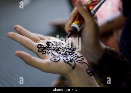 Dacca in Bangladesh. 11 Giugno, 2017. Uno studente del Bangladesh arts la sua mano con Henna durante il Festival di Henné all università di Dhaka campus, Dhaka, Bangladesh, 11 giugno 2017. Credito: SK Hasan Ali/Alamy Live News Foto Stock