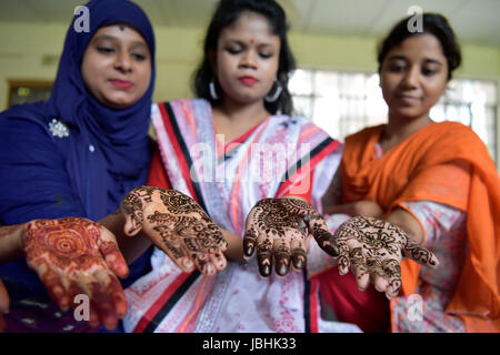 Dacca in Bangladesh. 11 Giugno, 2017. Uno studente del Bangladesh arts la sua mano con Henna durante il Festival di Henné all università di Dhaka campus, Dhaka, Bangladesh, 11 giugno 2017. Credito: SK Hasan Ali/Alamy Live News Foto Stock