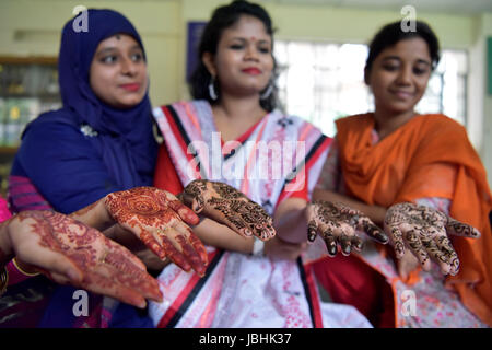 Dacca in Bangladesh. 11 Giugno, 2017. Uno studente del Bangladesh arts la sua mano con Henna durante il Festival di Henné all università di Dhaka campus, Dhaka, Bangladesh, 11 giugno 2017. Credito: SK Hasan Ali/Alamy Live News Foto Stock