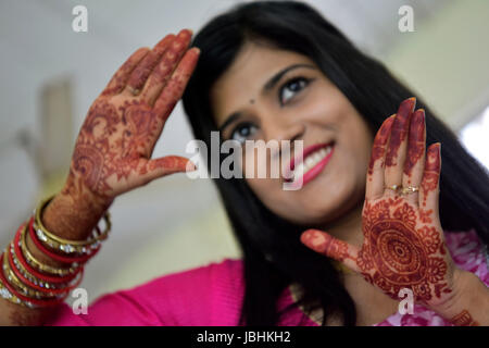 Dacca in Bangladesh. 11 Giugno, 2017. Gli studenti del Bangladesh mostrano la loro mano come hanno colorato con Henna durante il Festival di Henné all università di Dhaka campus, Dhaka, Bangladesh, 11 giugno 2017. Credito: SK Hasan Ali/Alamy Live News Foto Stock