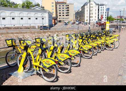 Helsinki, Finlandia. Decimo Giugno, 2017. Molti giallo noleggio biciclette a Helsinki in Finlandia il 10 giugno 2017 Credit: Risto Hunt/Alamy Live News Foto Stock