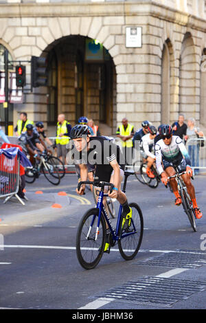 Londra, Regno Unito. Decimo Giugno, 2017. I ciclisti di corsa attraverso le strade intorno alla città di Londra durante il Rapha London Nocturne. Il criterium corse in stile avviene su un 1.3km dal centro città circuito e vide i piloti battenti passato Bank e la Cattedrale di St Paul. Credito: Michael Preston/Alamy Live News Foto Stock