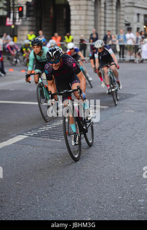 Londra, Regno Unito. Decimo Giugno, 2017. I ciclisti di corsa attraverso le strade intorno alla città di Londra durante il Rapha London Nocturne. Il criterium corse in stile avviene su un 1.3km dal centro città circuito e vide i piloti battenti passato Bank e la Cattedrale di St Paul. Credito: Michael Preston/Alamy Live News Foto Stock