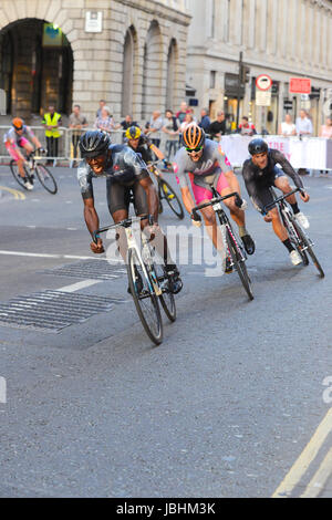 Londra, Regno Unito. Decimo Giugno, 2017. I ciclisti di corsa attraverso le strade intorno alla città di Londra durante il Rapha London Nocturne. Il criterium corse in stile avviene su un 1.3km dal centro città circuito e vide i piloti battenti passato Bank e la Cattedrale di St Paul. Credito: Michael Preston/Alamy Live News Foto Stock