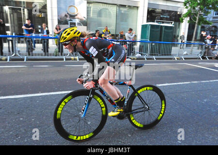 Londra, Regno Unito. Decimo Giugno, 2017. Un ciclista racing attraverso le strade intorno alla città di Londra durante il Rapha London Nocturne. Il criterium corse in stile avviene su un 1.3km dal centro città circuito e vide i piloti battenti passato Bank e la Cattedrale di St Paul. Credito: Michael Preston/Alamy Live News Foto Stock