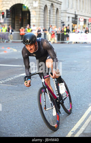 Londra, Regno Unito. Decimo Giugno, 2017. Un ciclista racing attraverso le strade intorno alla città di Londra durante il Rapha London Nocturne. Il criterium corse in stile avviene su un 1.3km dal centro città circuito e vide i piloti battenti passato Bank e la Cattedrale di St Paul. Credito: Michael Preston/Alamy Live News Foto Stock