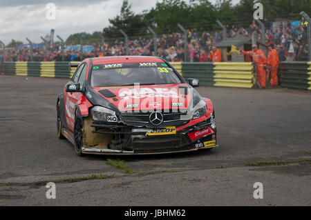 Circuito di Croft, Inghilterra, 11 giugno 2017. Adam Morgan il ritiro dalla gara 13 del British Touring Car Championship sul circuito di Croft con danni alla sua auto, Credito: Colin Edwards/Alamy Live News. Foto Stock