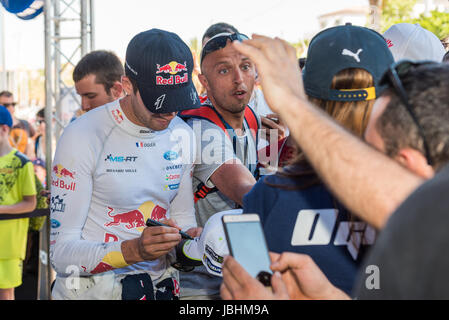 Alghero, Italia, 11 giugno 2017. Rally d'Italia Sardegna 2017, settima tappa del FIA World Rally Championship. Il campione del mondo Sebastian Ogier segni autografi di alcuni sostenitori Credit: Giacomo Altamira/Alamy Live News Foto Stock