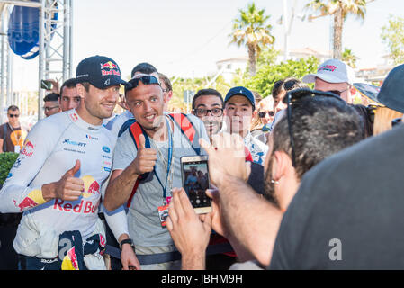 Alghero, Italia, 11 giugno 2017. Rally d'Italia Sardegna 2017, settima tappa del FIA World Rally Championship. Il campione del mondo Sebastian Ogier in posa per una foto con alcuni sostenitori Credit: Giacomo Altamira/Alamy Live News Foto Stock