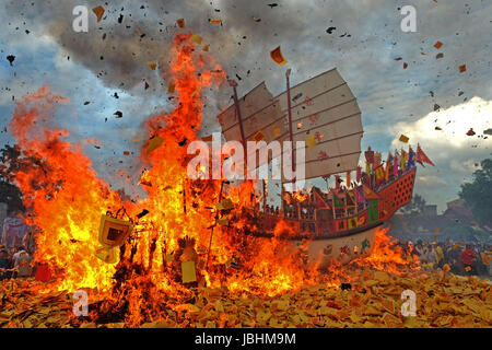 Riau. 11 Giugno, 2017. Le persone partecipano al Bakar Tongkang o la chiatta bruciare la tradizione a Bagansiapi api in Riau, Indonesia. Giugno 11, 2017. Credito: Afrianto S./Xinhua/Alamy Live News Foto Stock